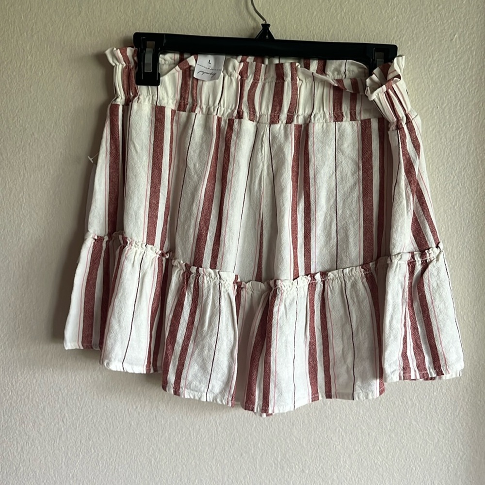 Size large very cute rayon and linen. These are shorts.